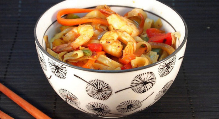 Лапша с креветками и овощами