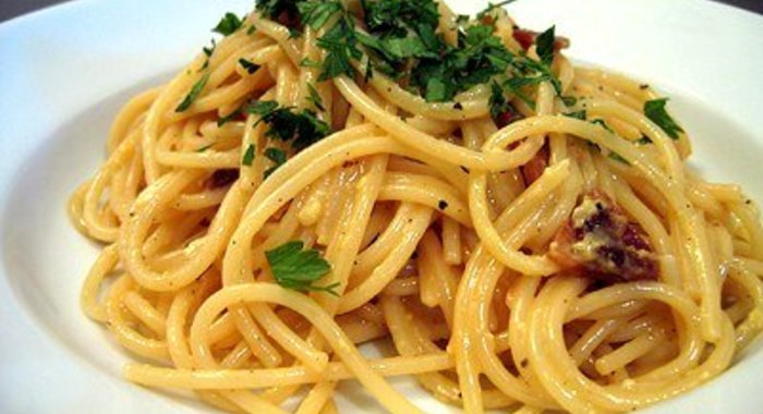 Спагетти карбонара с панчеттой и белым вином