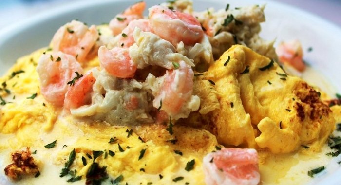 Омлет с креветками и авокадо