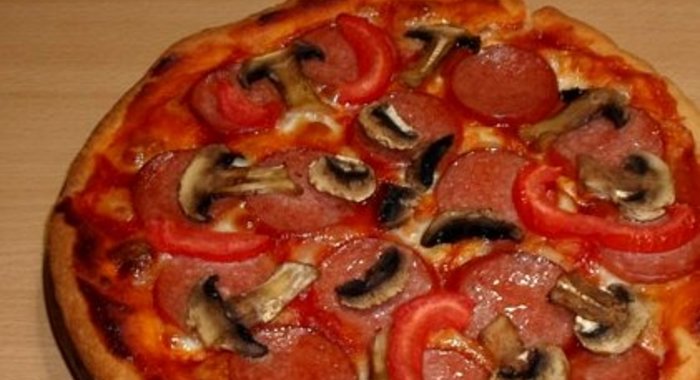Пицца с колбасой, грибами, помидорами и сыром