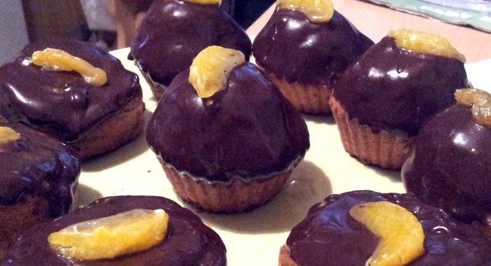 Мандариновые кексы с шоколадной глазурью
