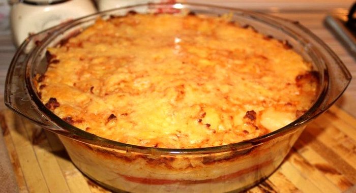 Картофельная запеканка с помидорами и фаршем