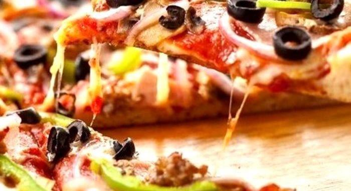 Пицца с тонкой хрустящей основой