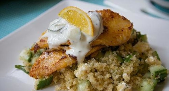 Тилапия с квиноа и огурцом