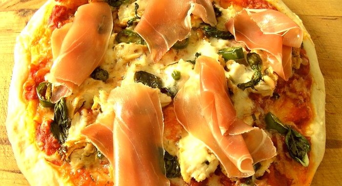 Пицца с пармской ветчиной