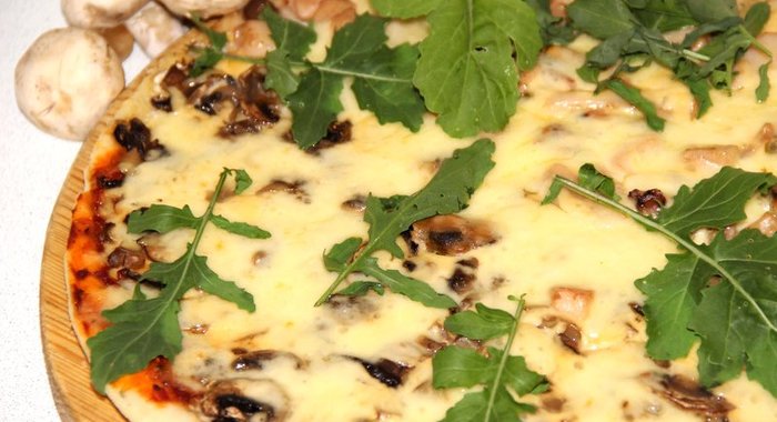 Пицца с грибами и руколой