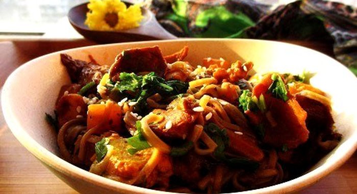 Гречневая лапша с тыквой, лисичками и курицей