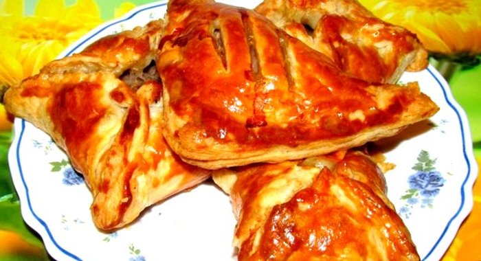 Пирожки из слоеного теста с фаршем