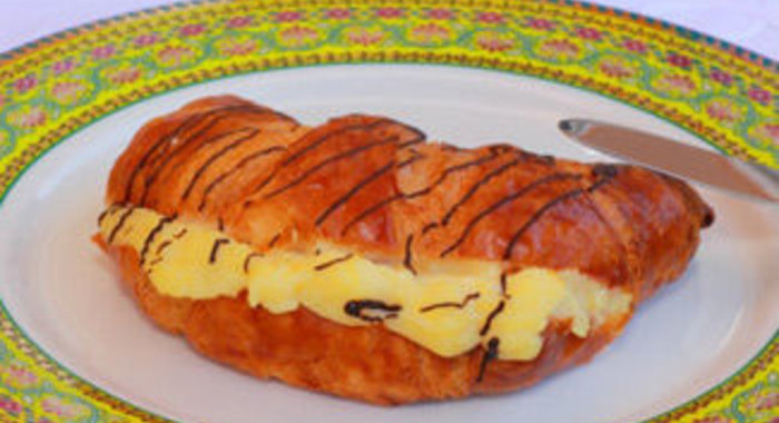 Круассан с ванильно-заварным кремом