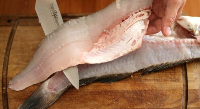 Рыбные рулетики с зеленым соусом