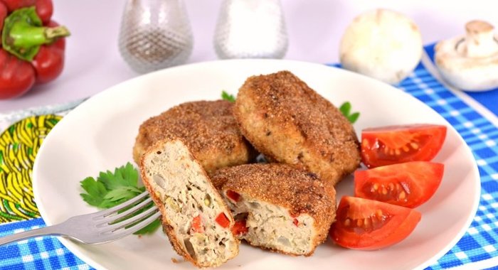 Куриные котлеты с баклажанами, грибами и сладким перцем