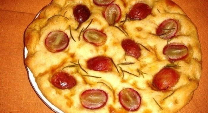 Фокачча с красным виноградом