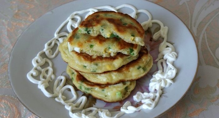 Оладьи с луком и яйцом на кефире