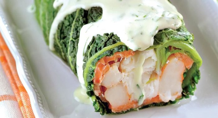 Рулет из савойской капусты с копченым лососем и филе сибаса