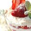 Порционные слоеные трифлы со свежей малиной и клубникой