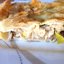 Слоеный пирог с тунцом, луком-пореем и солеными огурцами