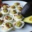 Яйца, фаршированные авокадо и беконом