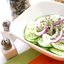Огуречный салат с красным луком, укропом и сметаной по‑гречески