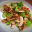 Острый овощной салат с нежным куриным филе в перечной панировке