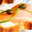 Копченый лосось с коньячно-тминным майонезом на тостах из французского хлеба