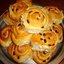 Булочки «Розы» с сахаром и изюмом