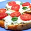 Горячие бутерброды с брынзой, помидорами и зеленью