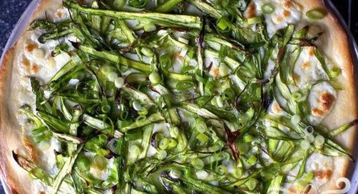Пицца со спаржей и луком