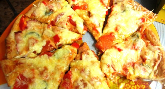 Тонкая пицца с салями, помидорами и сладким перцем