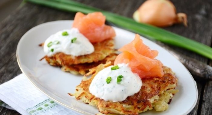 Картофельные оладьи с лососем