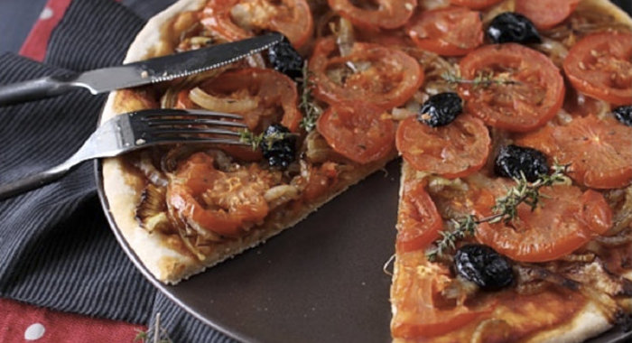 Пицца с томатами и луком