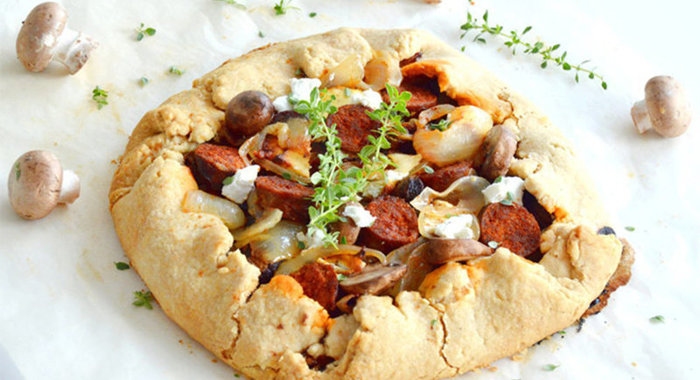 Открытый пирог с грибами и чоризо