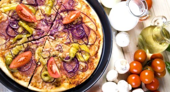 Пицца с овощами и соусом песто