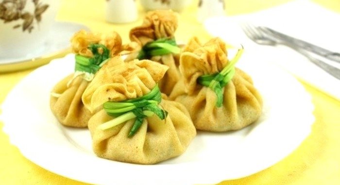 Блинные «мешочки» с курицей и сыром