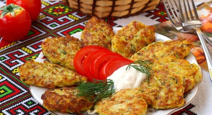 Кабачковые оладьи с картофелем и сыром сулугуни