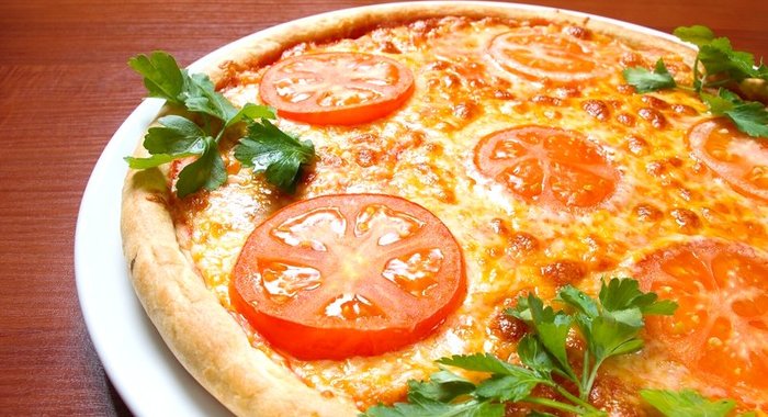 Пицца с помидорами и сыром