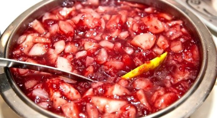 Чатни из ревеня с клюквой и красным луком
