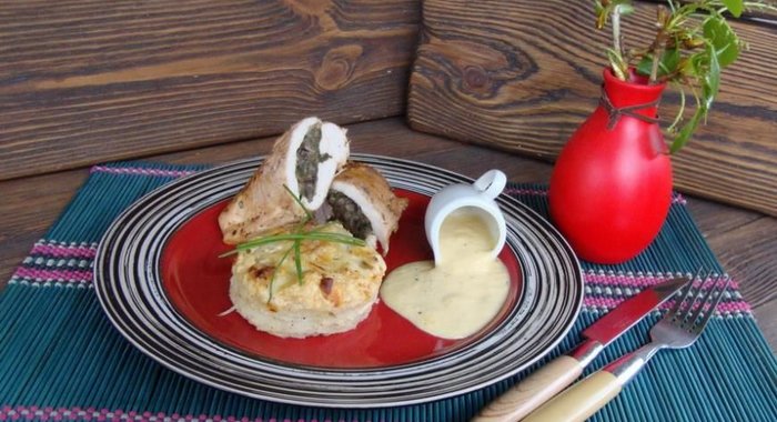 Котлета а-ля «Кордон Блю» с грибным дюкселем и картофельным гратеном