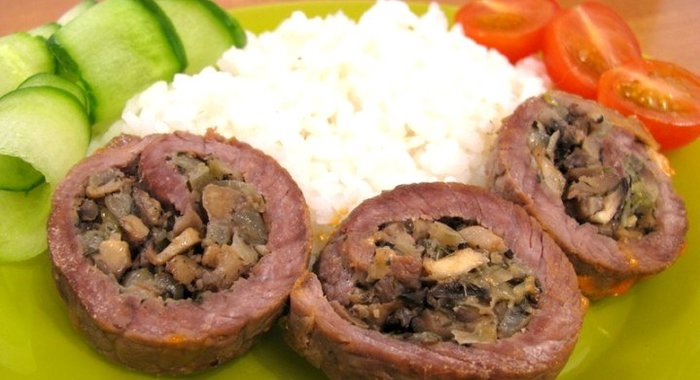 Мясные рулетики с грибной начинкой