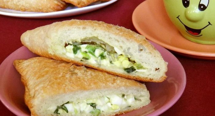 Слоеные пирожки с яйцом и зеленым луком в духовке