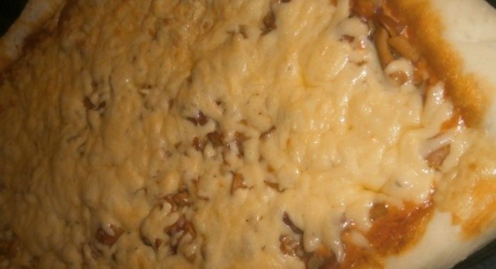 Пицца с маринованными грибами