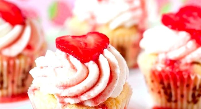 Капкейки с клубничным мороженым и кремом