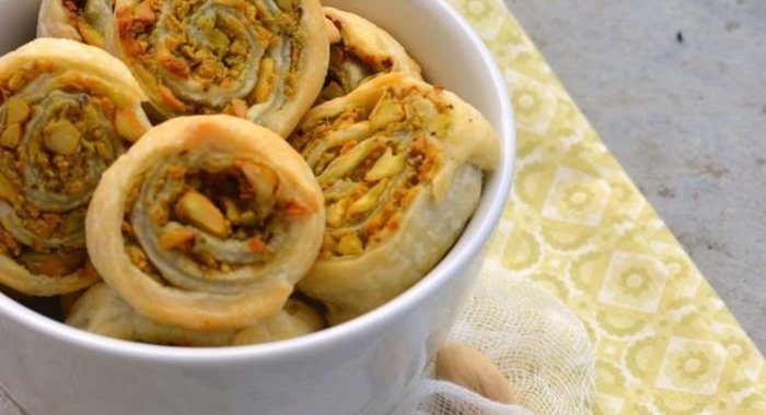 Слоеные рулетики с фисташками