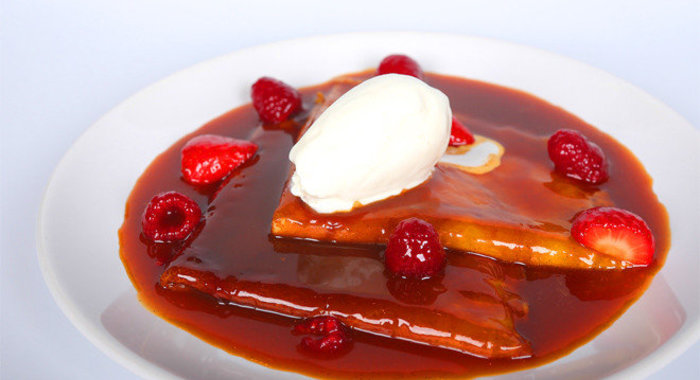 Блинчики в карамельно-цитрусовом соусе с клубникой