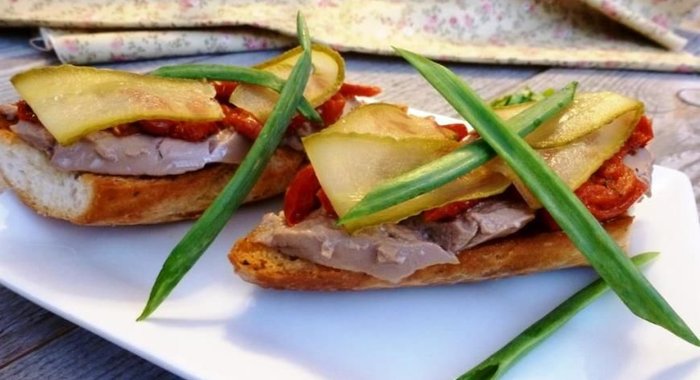 Бутерброды с печенью минтая и вялеными томатами