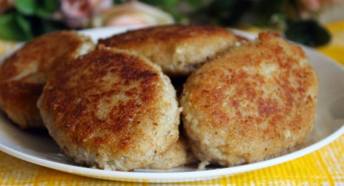 Рыбные котлеты с картофелем и сливочным маслом