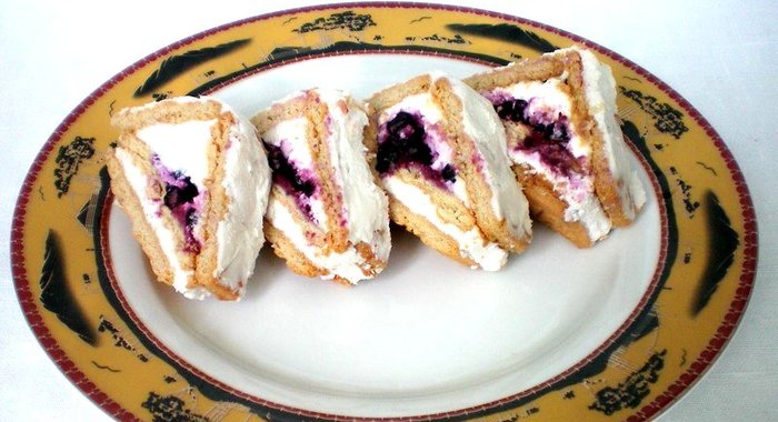 Ягодный рулет