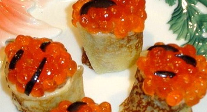 Блинные рулетики с творожным сыром и икрой