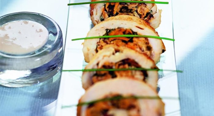 Рулет из камбалы с мидиями в сливочном соусе