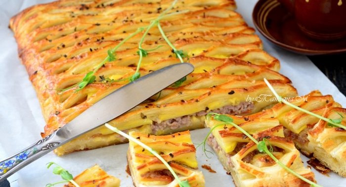 Пирог из слоеного теста с сытной начинкой