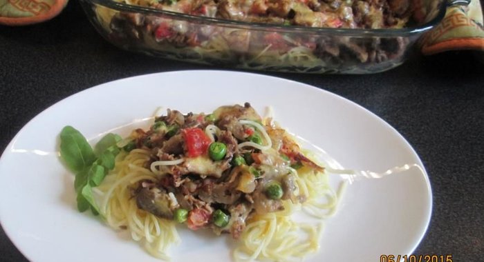 Запеканка из овощей с говядиной и спагетти